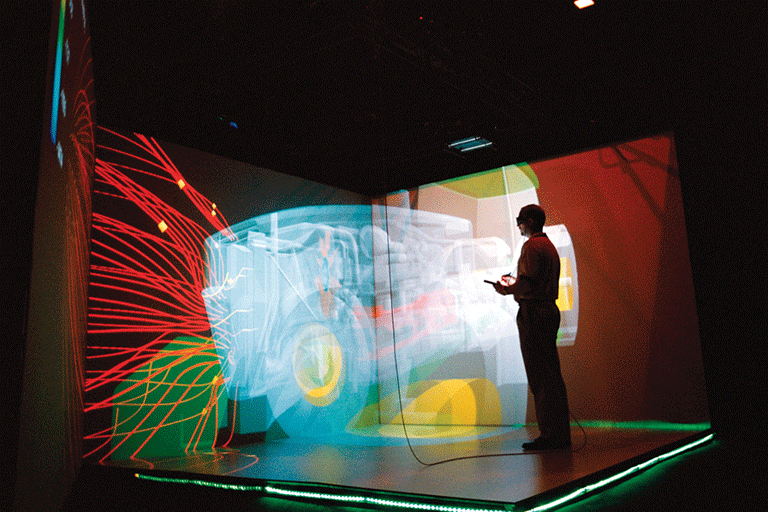 Ένας άντρας στέκεται σε ένα σκοτεινό δωμάτιο με ολογράμματα να εμφανίζονται στη σκηνή.