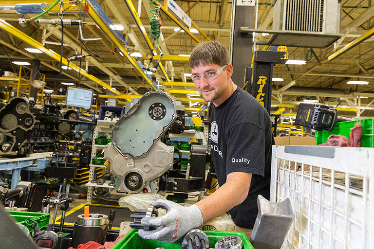 Ένας άντρας δουλεύει σε ένα εργοστάσιο John Deere.