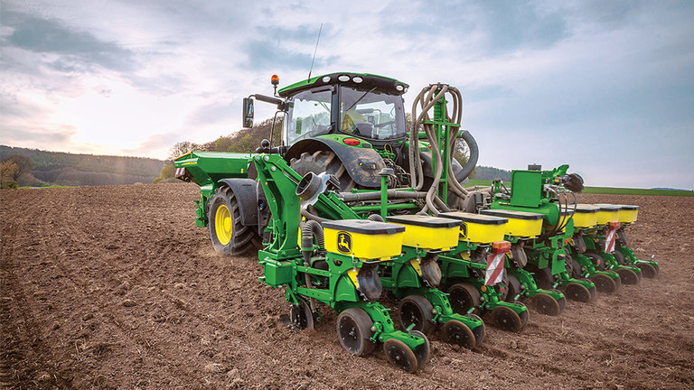 Τρακτέρ John Deere 6R που έλκει φυτευτική μηχανή σειρών 1725NT 8