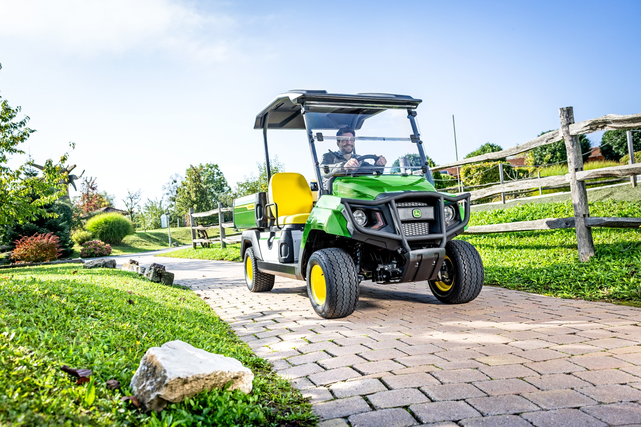 Όχημα γενικής χρήσης Gator GS που κινείται σε ασφαλτοστρωμένο δρόμο σε διαμορφωμένο χώρο Όχημα γενικής χρήσης Gator GS που κινείται σε ασφαλτοστρωμένο δρόμο σε διαμορφωμένο χώρο