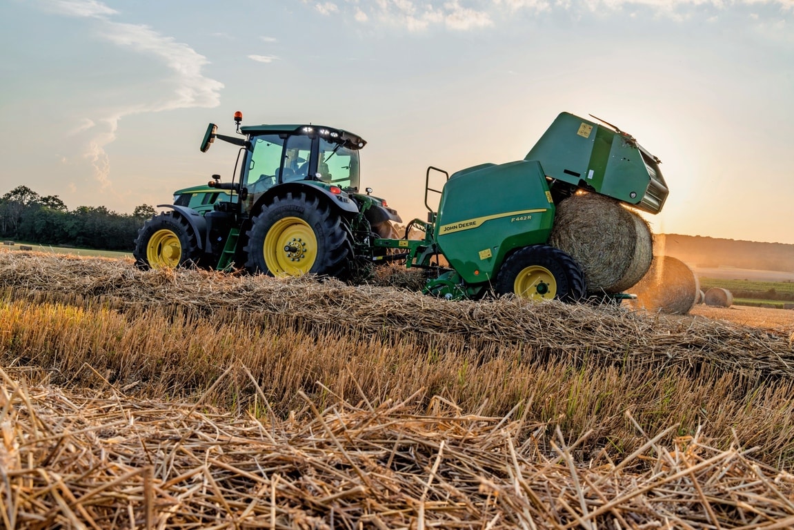 Χορτοδετικό John Deere F442M που ρυμουλκείται από ένα τρακτέρ 6M της John Deere για εξαγωγή δέματος άχυρου
