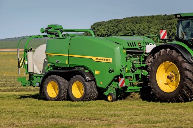 Τυλικτικό μπάλας C442R της John Deere που κάνει δέματα ενσιρώματος υψηλής πυκνότητας